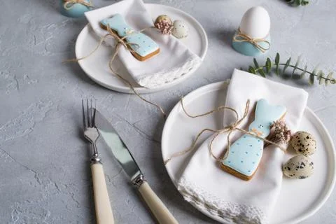 Easter  festive table setting with Easter bunny cookies, quail eggs Foto stock