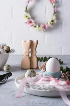 Easter  festive table setting with Easter bunny cookies, quail eggs Stock-Fotos