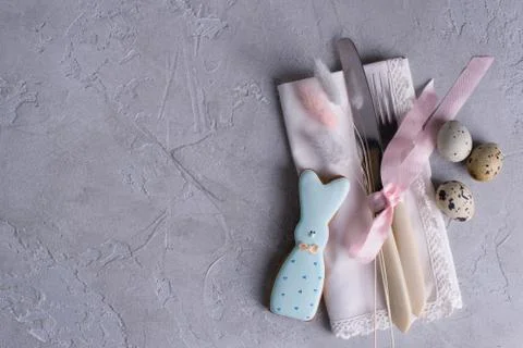 Easter  festive table setting with Easter bunny cookies, quail eggs. Foto stock