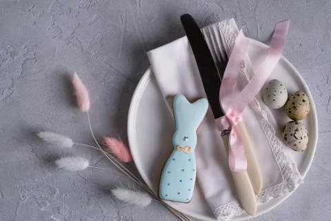 Easter  festive table setting with Easter bunny cookies, quail eggs. Foto stock