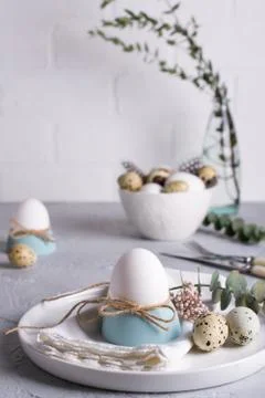 Easter  festive table setting with white chicken  eggs in eggs cups, l Foto stock