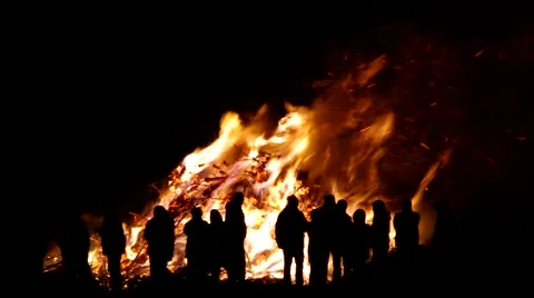 Easter fire in dark night Vídeos de archivo 57131778