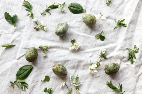 Easter flat lay. Stylish easter eggs, flowers and cherry blossoms on linen .. 库存照片