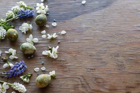 Easter flat lay. Stylish easter eggs and spring flowers and cherry blossoms.. Stockfoto's