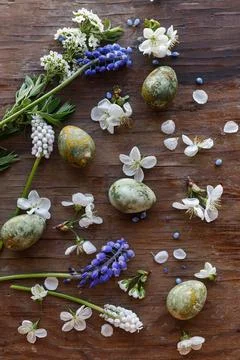Easter flat lay. Stylish easter eggs and spring flowers and cherry blossoms.. 库存照片