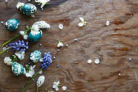 Easter flat lay. Stylish easter eggs and spring flowers and cherry blossoms.. 库存照片