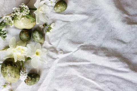 Easter flat lay. Stylish easter eggs, daffodils flowers and cherry blossoms.. 库存照片
