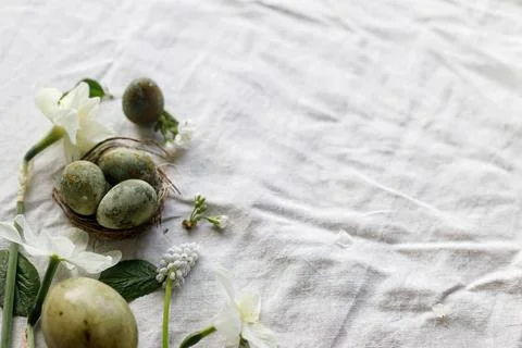 Easter flat lay. Stylish easter eggs in nest, daffodils flowers and cherry .. 스톡 사진