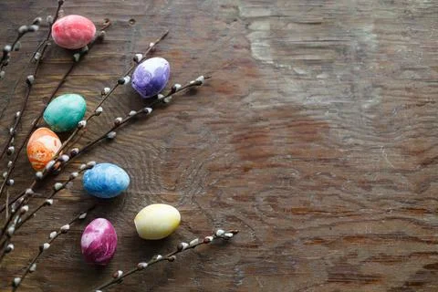 Easter flat lay. Stylish marble easter eggs and willow branches on rustic w.. Foto stock