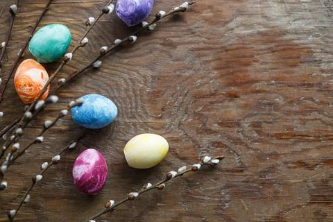 Easter flat lay. Stylish marble easter eggs and willow branches on rustic w.. Foto stock