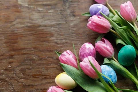 Easter flat lay. Stylish marble easter eggs and pink tulips on rustic woode.. Foto stock
