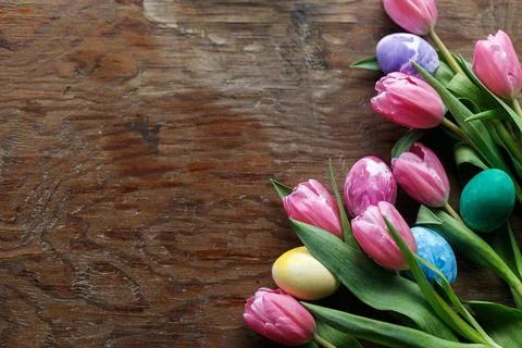 Easter flat lay. Stylish marble easter eggs and pink tulips on rustic woode.. Foto stock