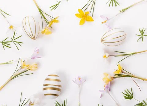Easter floral background, easter eggs end spring flowers crocus decorated with Foto stock