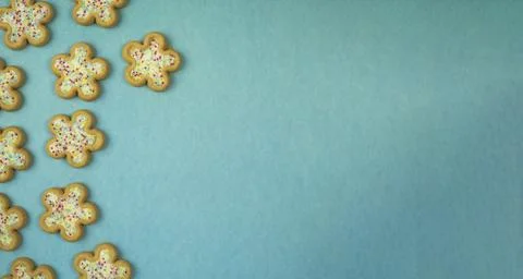 Easter flower biscuits on flat colored background .Easter holiday candy conce Foto stock
