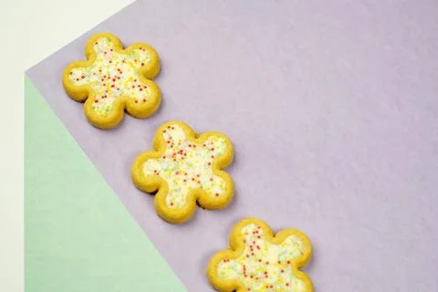 Easter flower biscuits on flat colored background .Easter holiday candy conce Foto stock