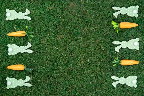 Easter frame background made of decorative carrots and bunny rabbits on natural Stock Photos