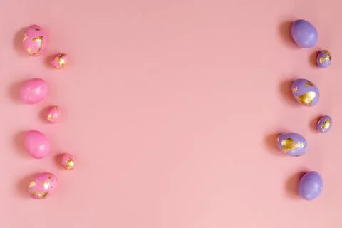 Easter frame, easter eggs with golden foil on the pink background. Foto stock