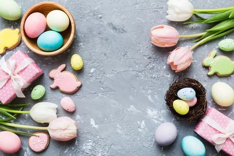 Easter frame with eggs, gift box and tulip on a colored background. The min.. 库存照片