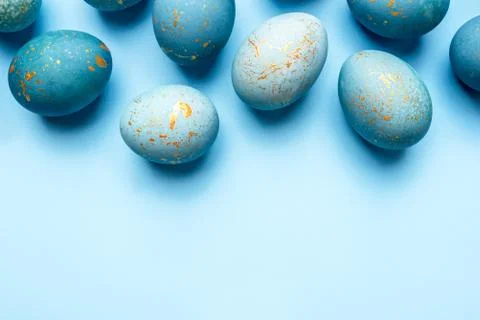 Easter frame of eggs painted in blue color. Foto stock
