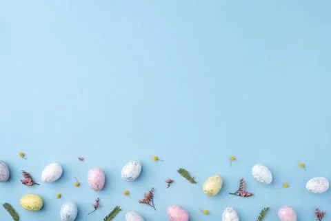 Easter frame of eggs painted in blue color. Foto stock
