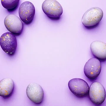 Easter frame of eggs painted in purple color. Foto stock