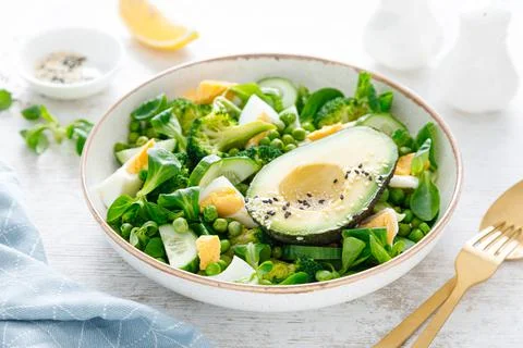 Easter fresh vegetable salad with boiled egg, broccoli, corn salad, green pea Foto stock