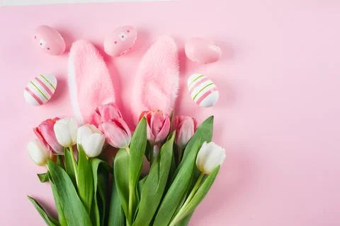 Easter funny composition. Pink background with tulips, easter eggs, fluffy .. Foto stock