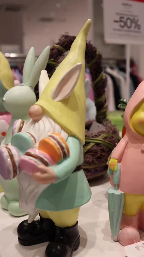 Easter gnome figurines with sweets 스톡 동영상 331812032