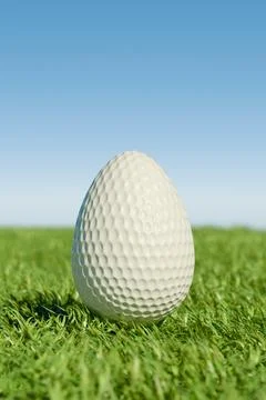 Easter golf ball shaped like an egg on grass under a clear blue sky. Illustrazione stock