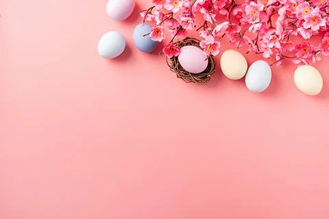 Easter holiday background with decorations on pink backdrop Stockfoto's
