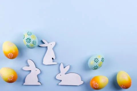 Easter holiday background with eggs. Top view of colorful painted chicken egg Foto stock