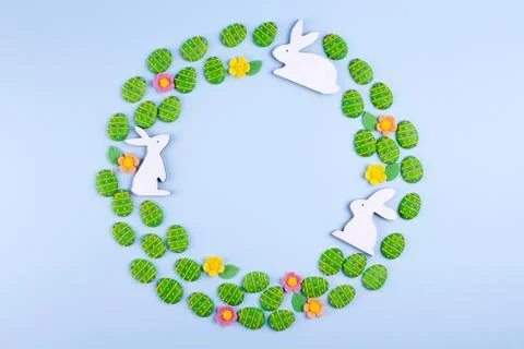 Easter holiday background. Top view of green sugar candy eggs, wooden bunny Foto stock
