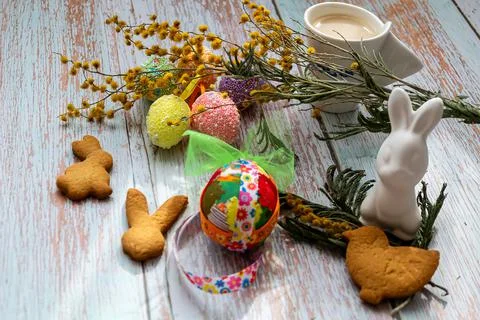 Easter holiday composition with flowering branches of yellow mimosa, cookies Foto stock