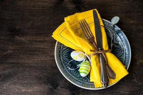  Easter holiday concept Table setting for festive Easter dinner on rustic ... Foto stock