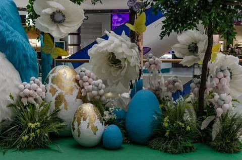 Easter holiday display with decorative eggs flowers spring mall installatio.. Фото