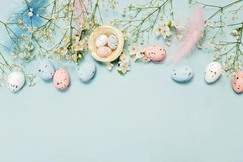 Easter Holiday Invitation Design with Easter Eggs and Feathers Foto stock