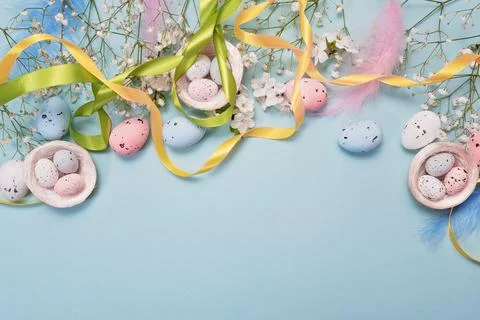 Easter Holiday Invitation Design with Easter Eggs and Feathers Stock-Fotos