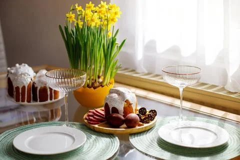 Easter holiday table. Easter bread, kulich Foto stock