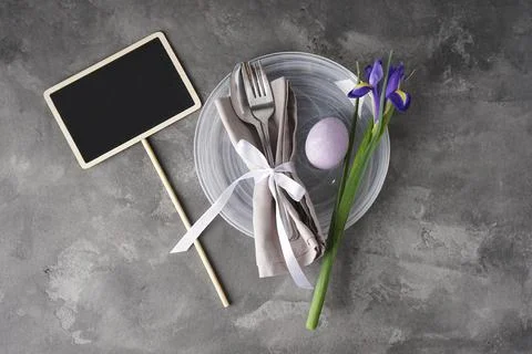 Easter holiday table setting and plates on a grey background. Easter holiday  Foto stock