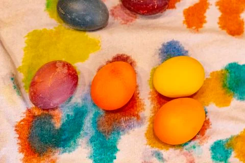 Easter holiday.colored eggs are on the table at the time of painting Foto stock