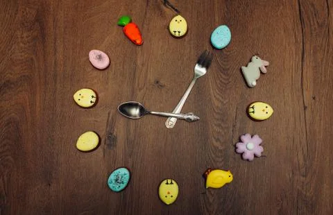 Easter homemade gingerbread cookie clock face Fotos Stock