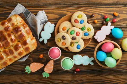 Easter hot cross buns with colored eggs Easter gingerbread rabbits and cookie Stock Photos