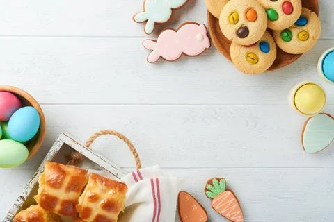 Easter hot cross buns with colored eggs, Easter gingerbread rabbits and cooki Stock Photos