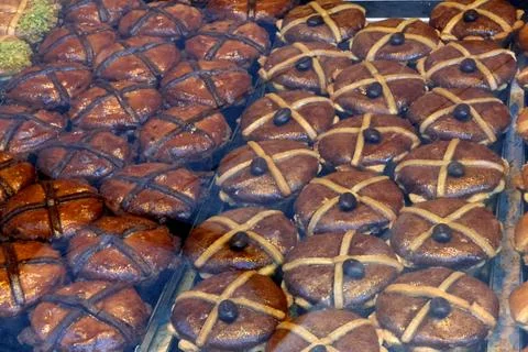 Easter Hot Cross Buns Display - Perfect for Holiday Celebrations and Bakery.. 스톡 사진