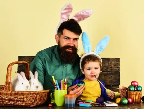 Easter ideas for decorating eggs. Father and son painting Easter egg. Happy f Foto stock