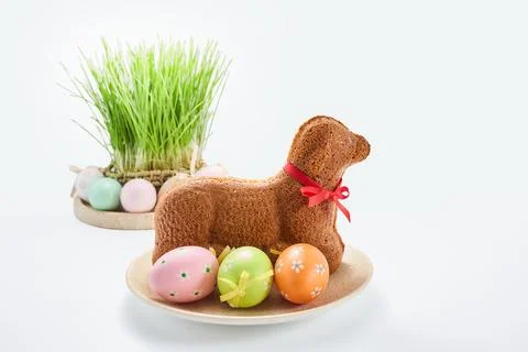 Easter lamb cake with decorated eggs and fresh grass Stock-Fotos