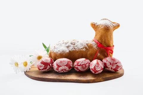 Easter lamb cake with decorated eggs and flowers 스톡 사진