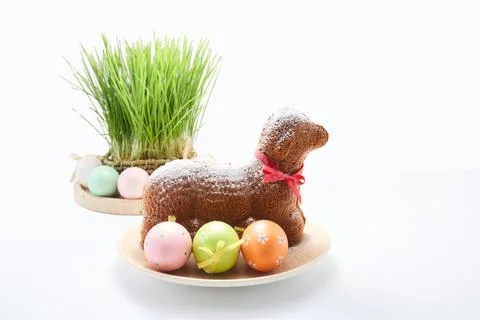 Easter lamb cake with decorative eggs and green grass Foto stock