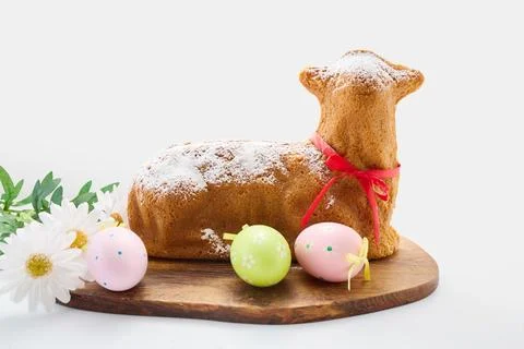 Easter lamb cake with decorative eggs and flowers Foto stock