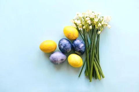 Easter layout with eggs and a bouquet of snowdrops. Foto stock